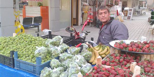 Ailesine yardımcı olmak için seyyar satıcılık yapıyor