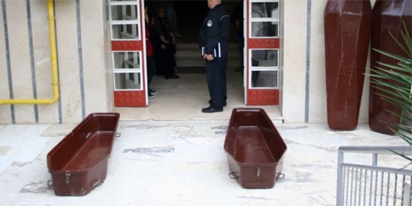 Merdane ile öldürülen anne ve kız toprağa verildi