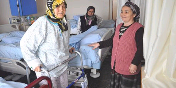 Yaşlı kadının ilk adımları