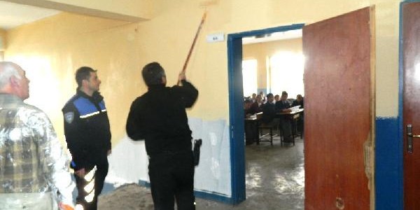 Polis ve öğretmenler okulu boyadı