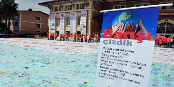 Adana'da, 'Dünyanın en büyük barış resmi' rekoru kırıldı