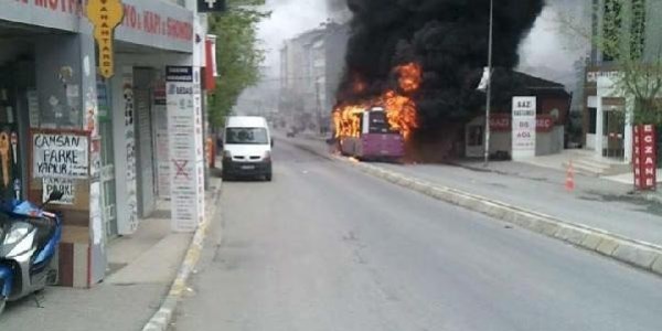 İçinde yolcu olan İETT otobüsünü yaktılar
