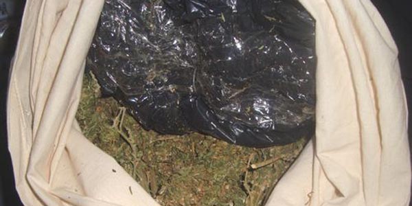 İnfaz koruma memuru esrarla yakalandı