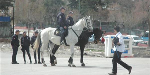 Erzurum'da kadın atlı polisler devriyeye çıktı