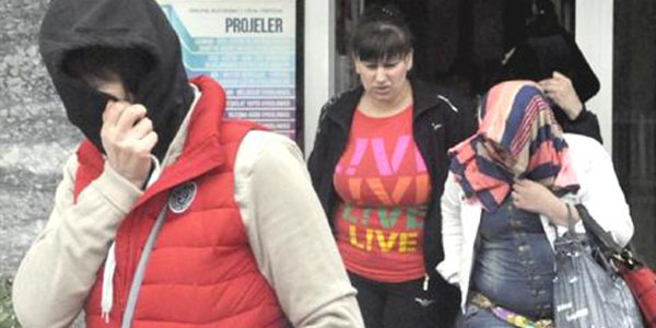 Polis basınca, konsomatris kadınlar arka kapıdan kaçtı