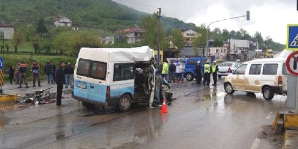 Hendek'te kaza: 1 ölü, 1 yaralı