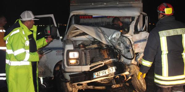 Kamyonet ile otobüs çarpıştı: 2 yaralı