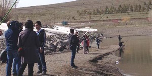 Üniversite öğrencileri gölde balık tutarak ders gördü