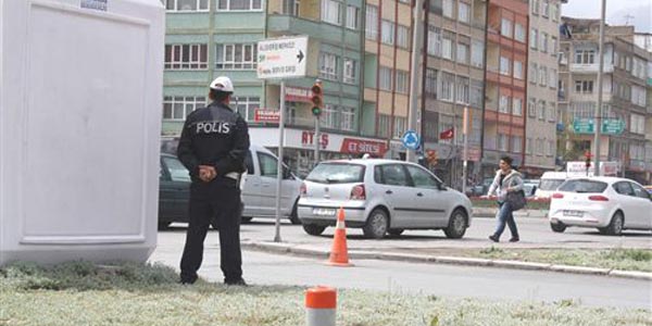 Trafik polislerinden kırmızı ışık pususu