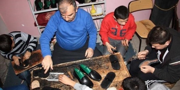 Ayakkabı yaparak rehabilite oluyorlar