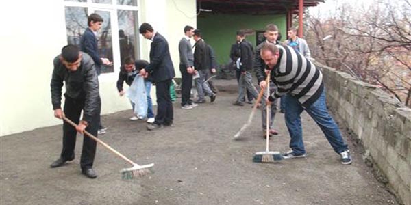 Ardahanlı gençler camilerde temizlik yaptı