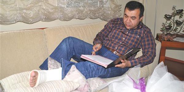 Merdivenlerden yuvarlanan Belediye Başkanı ayağını kırdı