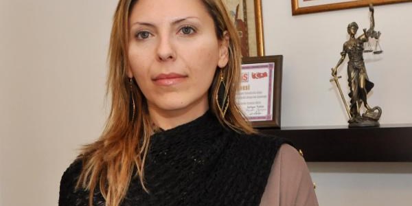 Polis memuru kadın avukatı darp etti iddiası