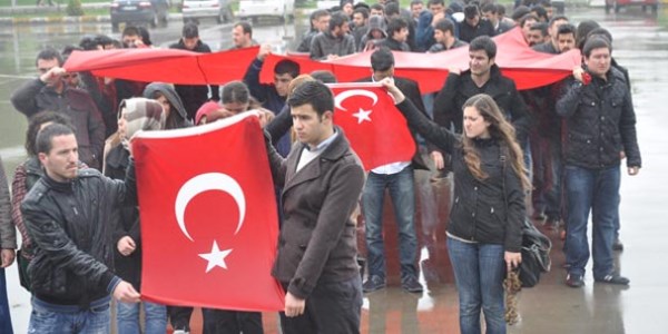SAÜ'de öğrencilerden bayraklı yürüyüş