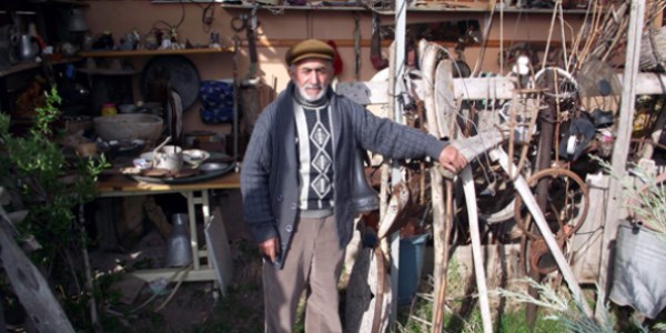 Evininin bahçesini müze yaptı