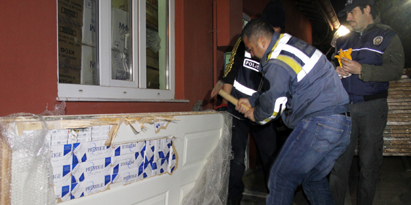 Polis kazma kürekle 110 kapı kırdı, sigaraları buldu