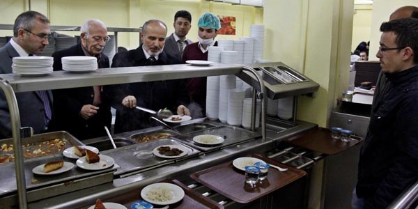 Bayburt Üniversitesi öğrencilerinden kutlu doğum yemeği ikramı