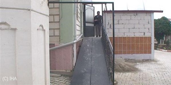 Cami girişine engeli rampası yapıldı