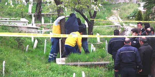 Annesinin mezarı başında intihar etti