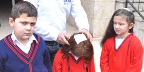 Okulda üzerlerine alçıpan düşen 3 öğrenci yaralandı