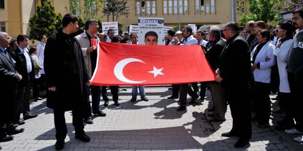 Doktor Ersin Arslan öldürüldüğü hastanenin önünde anıldı