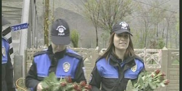 Hakkari Polisi akil insanları güllerle karşıladı