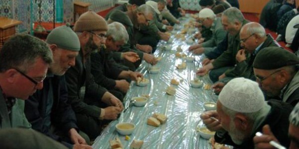 Sabah namazına gelenlere çorba