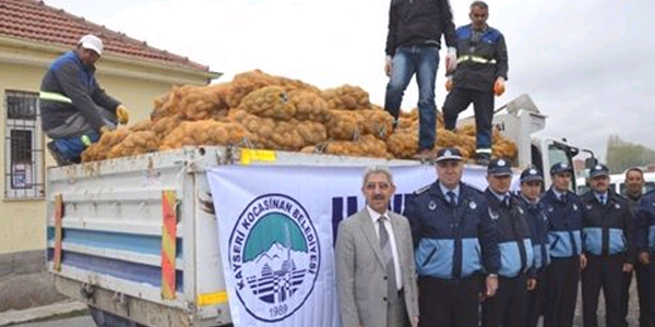 Kocasinan mahallede patates dağıtıyor