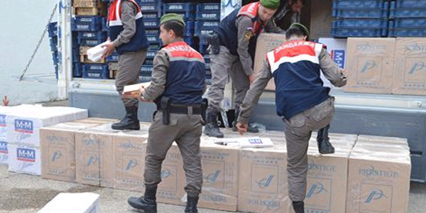 Sebze kasalarının altından 63 bin 790 paket kaçak sigara çıktı