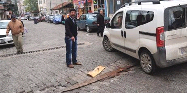 Yoldaki çukura tahtalı çözüm