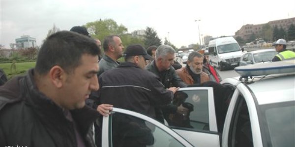 Meclis'in önünde intihar girişimi