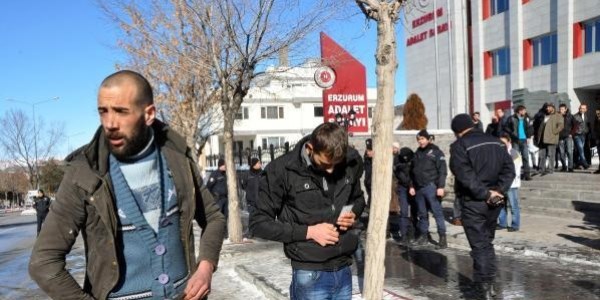 Mahkemeyi tehdit eden sanık yakınlarına 2'şer yıl hapis cezası