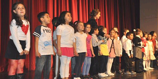 Miniklerin İngilizce gösterisi hayran bıraktı