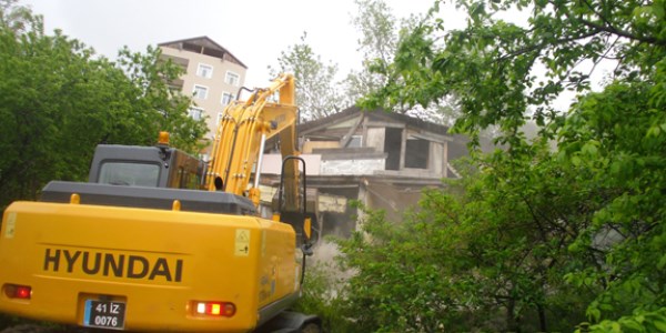 İzmi'te metruk binalar yıkılıyor