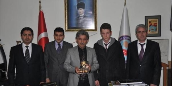 Lise öğrencisi, ilk kitabını Kaymakam Genel'e hediye etti