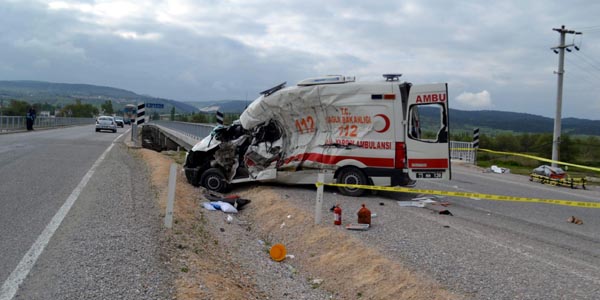 112 ambulansı kamyonla çarpıştı: 1 ölü, 5 yaralı