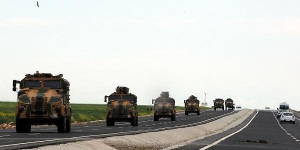 Askerler, uçağa kadar kirpilerle taşınıyor