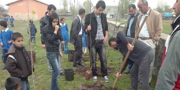Üniversite öğrencilerinden örnek davranış