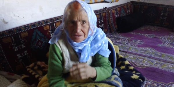 97 yaşındaki yaşlı kadın yardım bekliyor