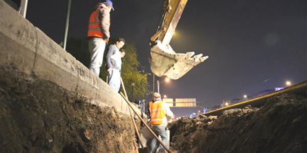Trafik çilesinin bitirilmesi için gece gündüz çalışıyorlar