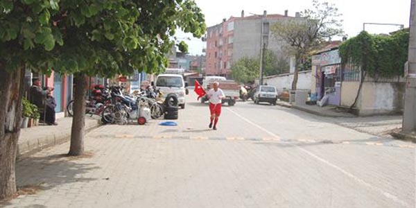73 yaşında çocuklar için koştu