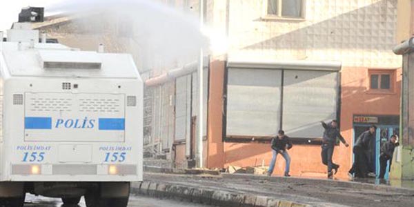 Polis panzerine taş atan eylemcilere 3 yıla kadar hapis istemi