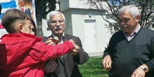 Çocuklara bal dağıtıldı