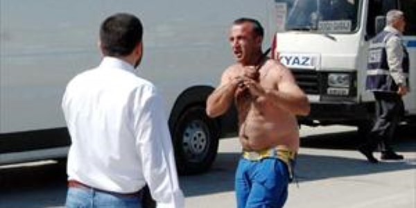 Boynuna dayadığı bıçakla intihar etmek isterken bayıldı