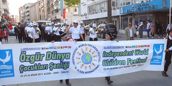 Özgür Dünya Çocukları Aliağa'yı bayram yerine çevirdi