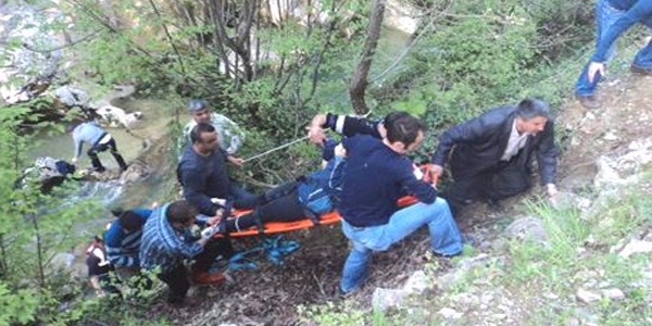 Şelalede kayanın üzerinde kurtarılmayı bekledi