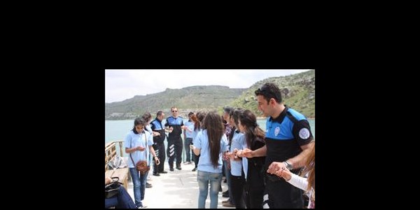 Ceylanpınar Emniyetinden başarılı öğrencilere gezi