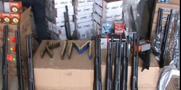 Tuzla'da operasyon: Çok sayıda silah ele geçirdi