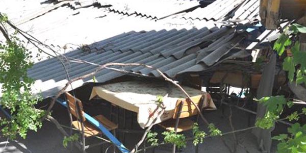 El freni boşalan kamyon kahveye girdi: 5 yaralı