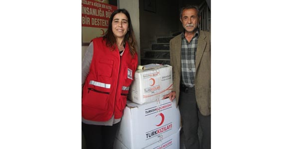 Evi yanan aileye Kızılay'dan yardım eli